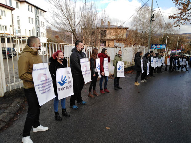 ПОШТУЈТЕ ОСНОВНА ЉУДСКА ПРАВА: Протест студената Приштинског универзитета (ФОТО+ВИДЕО)